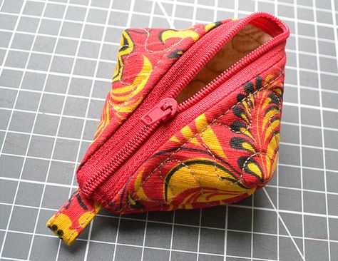 Triangle Zipper Coin Purse ~ DIY Tutorial Ideas! Zip Pouch Tutorial, Diy Pouch Tutorial, Diy Coin Purse, Folding Shopping Bags, Coin Purse Tutorial, Diy Sewing Tutorials, Wallet Tutorial, Pouch Diy, Zipper Pouch Tutorial