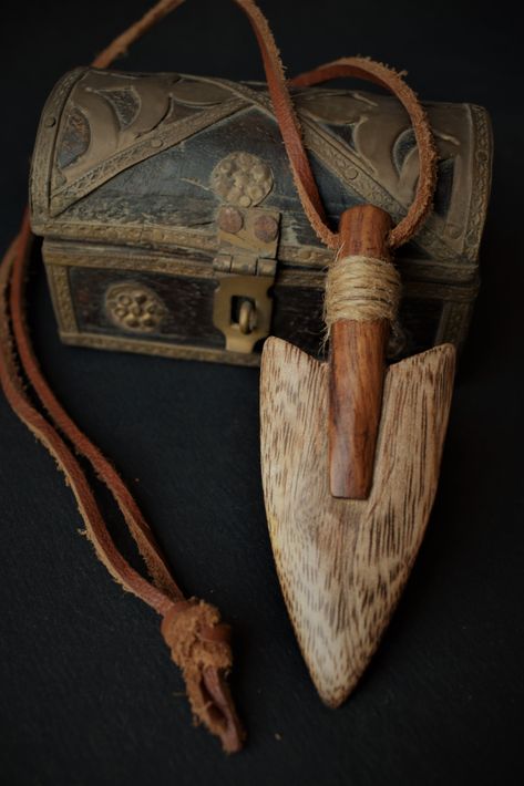 This beautiful wooden handmade spear pendant with an antique and ancient look is a unique and stylish piece of jewelry that will make a great addition to any wardrobe. The pendant is shaped like a spear, with an arrow and the head of the spear finely carved out of wood. The carved details give the pendant a unique and rustic look, and the leather cord gives it a classic yet modern touch. The antique and ancient look of the pendant makes it a great conversation starter and a perfect statement Wooden Jewelry Handmade, Wooden Necklace Handmade, Wooden Jewelery, Arrow Pendant Necklace, Wood Arrow, Simple Wood Carving, Wood Jewelery, Wooden Arrows, Handmade Pendant Necklace