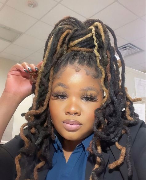 Highlight Locs Black Women, Loc Highlights, Skunk Stripe Locs, Brown Locs, Locs Black Women, Dread Styles, Twa Hairstyles, Loc Hairstyles, Beautiful Locs