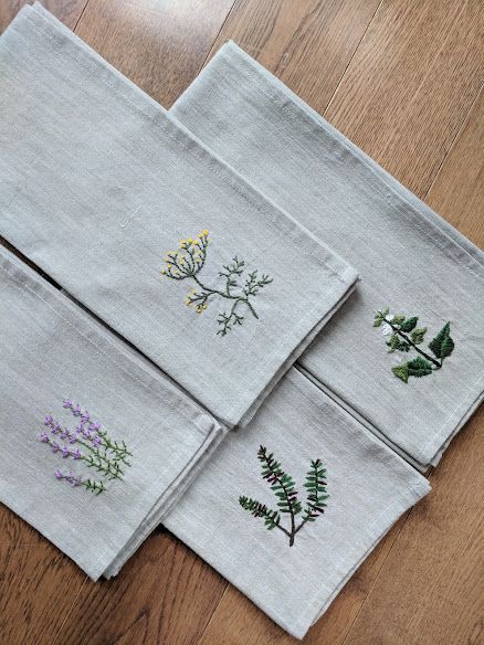 Dish Towel Embroidery, Embroidered Linen Napkins, Handkerchief Embroidery, Towel Embroidery Designs, Tea Towels Embroidery, Embroidery Kitchen, Embroidery Napkins, Hand Embroidery Patterns Free, Towel Embroidery