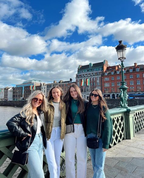 St. Patrick’s Day celebrations were in full swing this weekend and students traveled to Dublin or London and even found events in Florence! ✈️ Hope you had a wonderful St Patrick’s Day! ☘️ #studyabroad #stpatricksday Dublin Outfit Summer, Dublin Ireland Outfits, Ireland Travel Outfits, Dublin Outfit, Ireland Outfits, Student Outfit, Ireland People, Student Travel, Fit Food