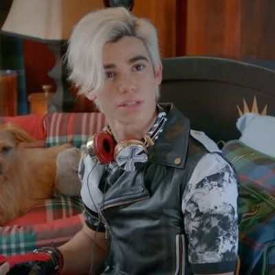 _______ es hija de Ariel, cuando ella nació sus padres no quisieron h… #fanfic # Fanfic # amreading # books # wattpad Descendants Carlos, Carlos Descendants, Cameron Boyce Descendants, Cameron Boys, Descendants 1, Disney Descendants 3, Thomas Doherty, Descendants 2, Image Film