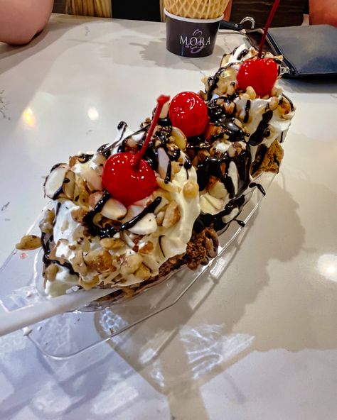 Ice Cream Banana Split, Banana Split Aesthetic, Banana Split Dessert Ice Cream, Banana Sundae, Banana Splits Sundae, Banana Split Ice Cream, Banana Split Dessert, Banana Splits, Desserts Chocolate