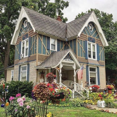 Houses Victorian, Victorian Homes Exterior, Victorian Renovation, Painted Brick House, Cool House, Folk Victorian, Home Idea, Victorian Life, Victorian Architecture