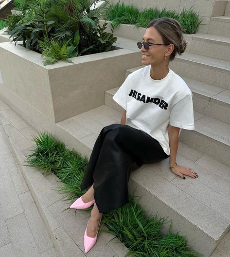 Jil Sander T Shirt Outfit, Minimalist Spring Outfits, Satin Skirt Outfit, Black Skirt Outfits, Envy Clothing, Jil Sanders, Looks Street Style, Style Crush, Tshirt Outfits