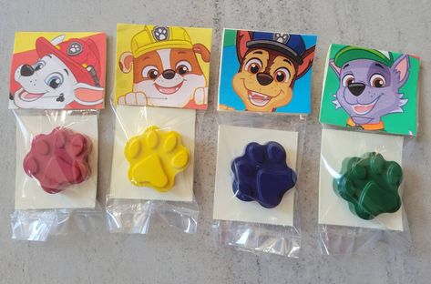 Homemade Crayons, Paw Patrol Gifts, Diy Busy Books, Students Gifts, Making Crayons, Paw Party, Diy Crayons, Crayon Crafts, Busy Books