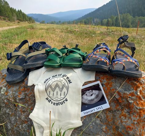 National Park Gender Reveal, Hiking Gender Reveal Ideas, Camping Gender Reveal, Forest Baby Announcement, National Park Pregnancy Announcement, National Park Baby Announcement, Pregnancy Announcement Outdoorsy, Nature Pregnancy Announcement, Hiking Baby Announcement