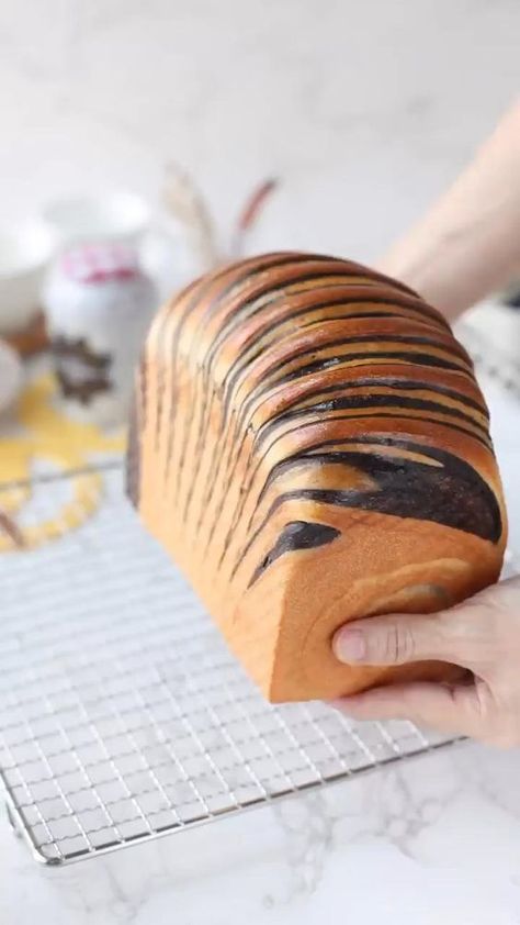 Autumn Kitchen, Pembuat Roti, Bread Shaping, Bread Art, Sweet Dishes Recipes, Easy Baking Recipes Desserts, Bread Recipes Sweet, Sweet Snacks Recipes, Delicious Snacks Recipes