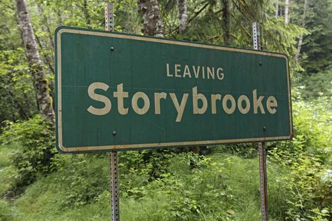 Every time I see anyone approach this sign: AHHH NO YOU CAN'T LEAVE NOOOOO!!! Ouat Aesthetic, Once Upon A Time Party, New England Town, England Town, Time Aesthetic, Time Icon, Once Up A Time, Emma Swan, Time Life