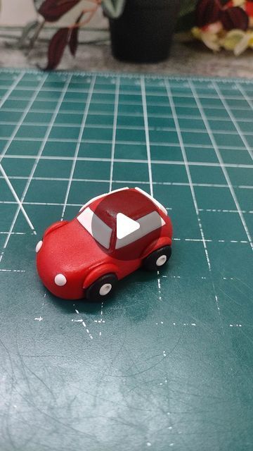 Fondant Cars Topper, Fondant Car Topper, Fondant Car Tutorial, Fondant Car Cake, Easy Fondant Decorations, Car Fondant, Fondant Animals Tutorial, Fondant Decorating Ideas, Cars Cake Design