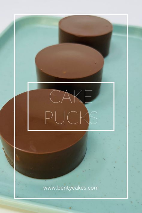 Oreo Mold Recipes, Benty Cakes Recipes, Silicone Cake Molds, Round Silicone Mold Desserts, Puck Dessert, Benty Pucks, Cookie Pucks, Cake Puck Recipe, Puck Cakes