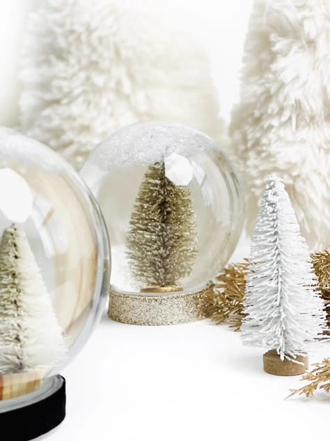 Snowglobes Diy, Diy Snow Globes, Christmas Snow Globes Diy, Homemade Snow Globes, Vintage Snow Globes, Globe Diy, Girls Night Crafts, Snow Globe Crafts, Fun Diy Projects