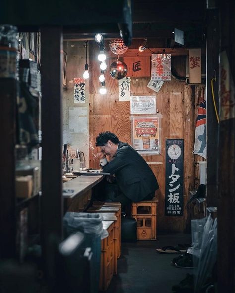 Japan Street Photography, Street Photography People, Mirror Photography, Clever Tattoos, Photography People, Japan Street, Street Photo, Photography Inspo, Street Fashion