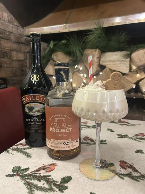 The Gingerbread Jacuzzi is a NEW Christmas cocktail | ThatChristmasMagic.com Kebab Sticks, Melted Snowman, The Floor Is Lava, Brown Sauce, Christmas Cocktail, Red Cups, Elf On The Shelf Ideas, Christmas Shop, Christmas Cocktails