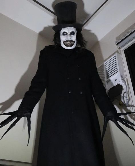 Babadook Makeup, Babadook Costume, Special Effects Makeup Artist, The Babadook, Spfx Makeup, Creepy Images, Halloween Men, Horror Tattoo, Cosmic Horror