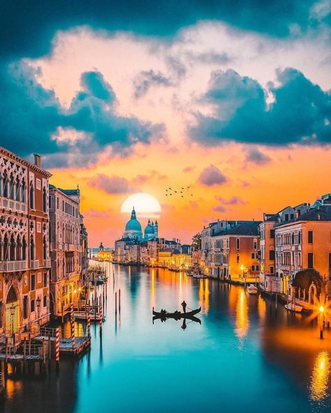 Carnival Of Venice, Best Sunset, Venice Italy, Image Photography, Sunrise Sunset, Places To See, Venice, Art Photography, Around The Worlds