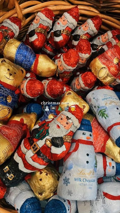 Traditional Nostalgic Christmas, Nostalgic Christmas 90s, 90s Nostalgia Christmas, British Christmas Nostalgia, Nastolgic Christmas Aesthetic, Christmas In The 90s, Nostalgia Christmas Decor, 90s Christmas Decorations, 2000s Christmas Aesthetic