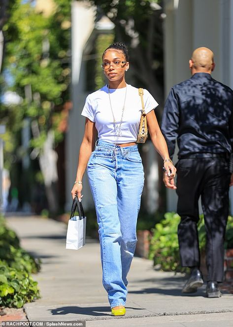 White Crop Top And Jeans, Jeans And White Crop Top Outfit, Crop Tops And Jeans, Lori Harvey Jeans, White Top Denim Jeans Outfit, White Top Blue Jeans Outfit, Blue Jeans And White Top Outfit, Crop Top And Jeans Outfit, Crop Top And Jeans