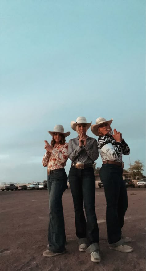 Country Friend Group, Country Besties, Country Best Friend Pictures, Country Poses, Bsf Photos, Country Friends, Country Girl Aesthetic, Country Best Friends, Bff Photos