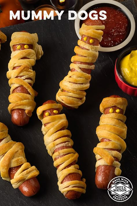 Power up the kids (and the parents) before Trick or Treating with our quick & easy Mummy Hot Dogs recipe. Fun Halloween Appetizers, Snack Halloween, Fun Halloween Party Food, Creepy Halloween Food, Mummy Dogs, Halloween Food Ideas, Recetas Halloween, Kids Halloween Food, Halloween Party Appetizers