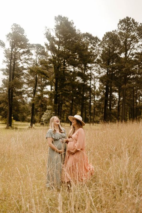 Friends Maternity Photoshoot, Sister Pregnancy Photos, Friends Pregnant Together, Sister Maternity Pictures, Friend Pregnancy Photos, Photoshoot Best Friends, Boho Maternity Photoshoot, Baby Belly Photos, Pictures In A Field