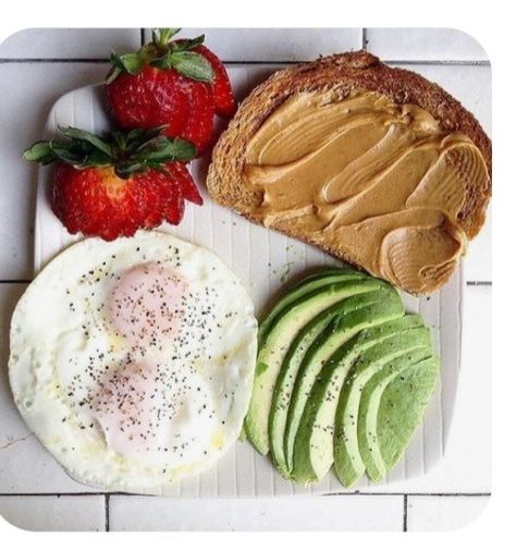 Eggs And Fruit, Toast Avocado, Low Carb Brownies, Avocado Slices, Breakfast Healthy, Makanan Diet, Fruit Breakfast, Think Food, Lunch Snacks