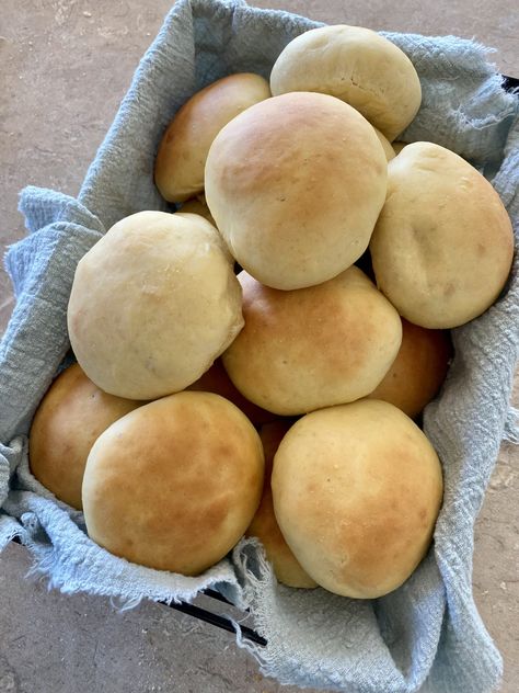 These rolls are SO easy and delicious, and you can whip them up in just 30 minutes!! Perfect to add to any dinner! #bread #dinner #rolls #dinnerideas #budget Quick Yeast Rolls, 30 Minute Rolls, Meal Ideas On A Budget, Grocery List On A Budget, Weekday Recipes, Easy Weeknight Dinner Ideas, Homemade French Bread, Bread Dinner, Cheap Dinner Ideas