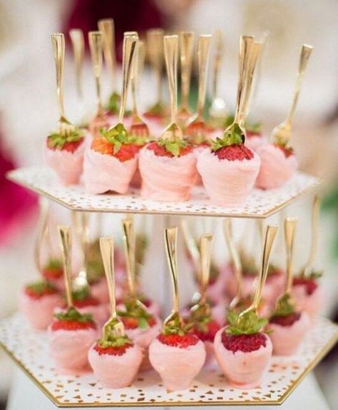 Idee Babyshower, Cake Mini, Shower Desserts, Bridal Shower Food, Birthday Brunch, Bridal Shower Brunch, Shower Food, Strawberry Desserts, Snacks Für Party