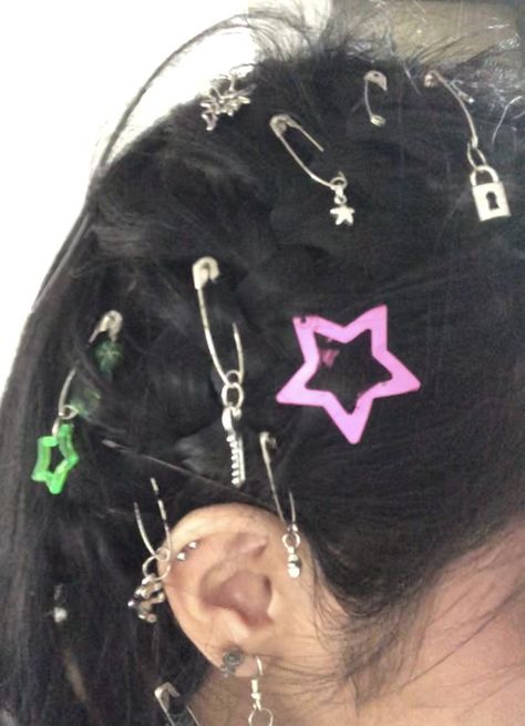 Hair Jewelry Short Hair, Hair Charms Short Hair, Hair Clips Aesthetic 90s, Hair Accessories Grunge, Lots Of Hair Clips, Hair Charms Aesthetic, Grunge Hair Clips, Safety Pins In Hair, Alt Hair Accessories