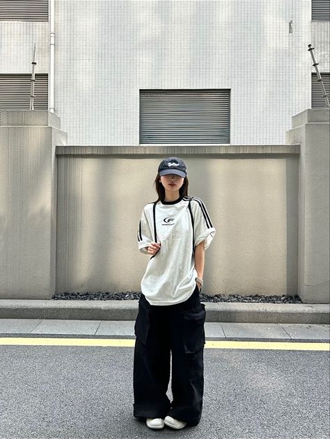 Baggy Black Pants Outfit, Summer Baggy Outfits, Black Baggy Outfit, Street Wear Aesthetic, Boyish Outfits, Dance Outfits Practice, Practice Outfits, Korean Casual Outfits, Everyday Fashion Outfits