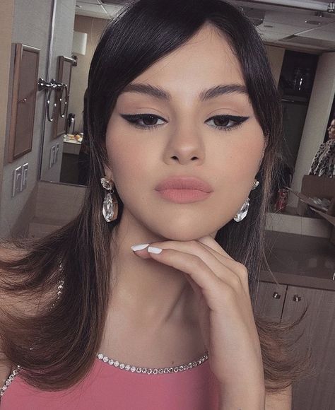 Winged Liner Makeup, Spring Makeup Trends, Classic Eyeliner, Winged Eyeliner Makeup, Selena Gomez Makeup, Selena Selena, Maquillage On Fleek, Shimmery Eyeshadow, Outfits Minimalist