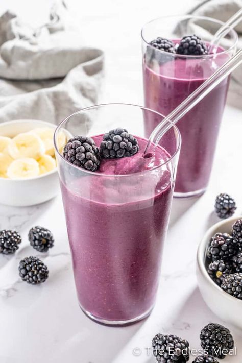 Blackberry Smoothie Recipes, Breakfast For Busy Mornings, Triple Berry Smoothie, Green Breakfast Smoothie, Blackberry Smoothie, Almond Smoothie, Turmeric Smoothie, Sweet Smoothies, Berry Smoothie Recipe