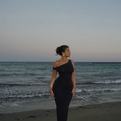 Poses Maxi Dress, Beach In Dress Poses, Pose Reference Photo Female Dress, Beach Poses Dress Outfit, Outfit Ideas Beach Vacation, How To Pose For Pictures In A Dress, Candid Holiday Photos, Dubai Outfits Ideas Summer, Dominican Republic Photo Ideas