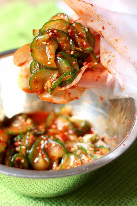 Cucumber Salad Gochujang, Korean Cucumber Salad, Korean Food Recipes, Koreansk Mat, Korean Cucumber, Spicy Cucumber Salad, Cucumber Kimchi, Cucumber Salad Recipe, Cibo Asiatico