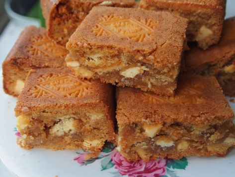 Custard Cream Blondies | Crumble and Crunch Bourbon Brownies, Blondie Recipes, Cupcake Jemma, Custard Cream, Cream Biscuits, Blondies Recipe, Baking Tutorial, Cookies Brownies, Custard