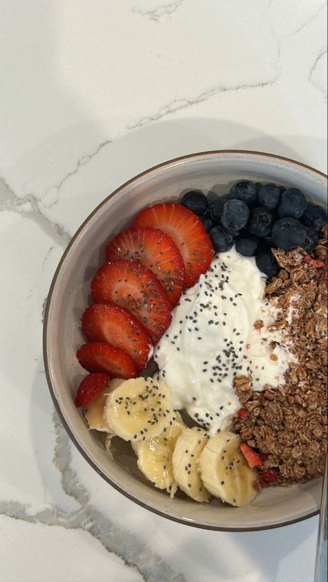 Fruit/ yoghurt bowl / breakfast ideas / granola / healthy / aesthetic Breakfast For Clear Skin, Yoghurt Bowl, Strawberries Blueberries, Healthy Food Motivation, Healthy Lifestyle Food, Healthy Foodie, Glowing Complexion, Breakfast Bowls, Food Obsession