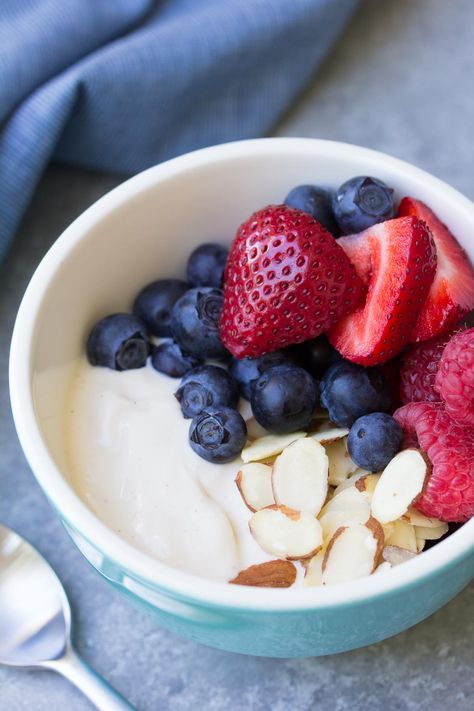 Berry Yogurt Breakfast Bowl - almond milk yogurt bowl with berries and almonds. Dairy free. Low Calorie Yogurt, Yogurt Breakfast Bowl, Keto Approved Foods, Almond Milk Yogurt, Menu Sarapan Sehat, Breakfast Bowls Recipe, Berry Yogurt, Diet Dinner Recipes, Low Calorie Breakfast