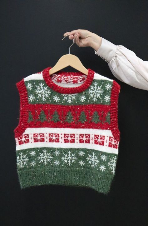 Christmas Vest Knitting Pattern, Crochet Christmas Sweater Vest, Crochet Christmas Vest, Christmas Vest Outfit, Christmas Sweater Party Outfit, Christmas Crochet Sweater, Christmas Sweater Knitting, Sweater Design Ideas, Sweater Party Outfit