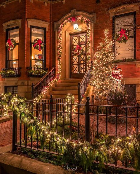 Green Christmas Lights, Christmas Staircase Decor, Beautiful Christmas Scenes, Christmas Staircase, Christmas House Lights, Christmas In Heaven, Days Until Christmas, Christmas Room, Christmas Vibes