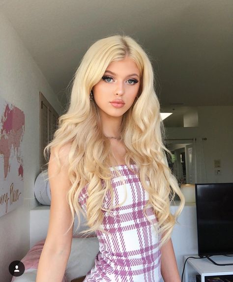 Long Leather Skirt, Loren Gray, Vogue Uk, Long Blonde, Stunning Eyes, Fashion Nova Models, Blonde Bombshell, Long Blonde Hair, My Room