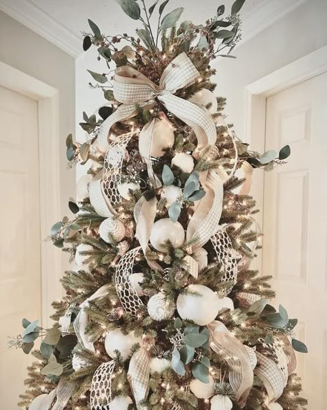 Tree Lights Christmas, Lights Christmas Tree, Christmas Tree Inspo, Flocked Christmas Trees Decorated, Christmas Tree Decorating Themes, Tree Themes, Christmas Tree Lights, Elegant Christmas Trees, Farmhouse Christmas Tree