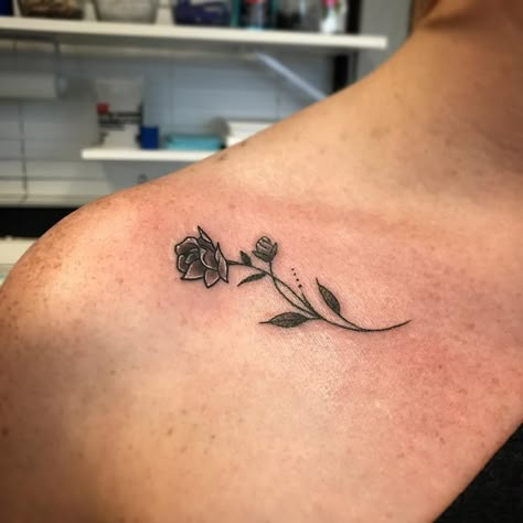 Tattoo Tiny, Small Shoulder Tattoos, Bone Tattoos, Shoulder Tattoos For Women, Collar Bone Tattoo, Subtle Tattoos, Trendy Tattoos, Small Tattoo, Tattoo Placement