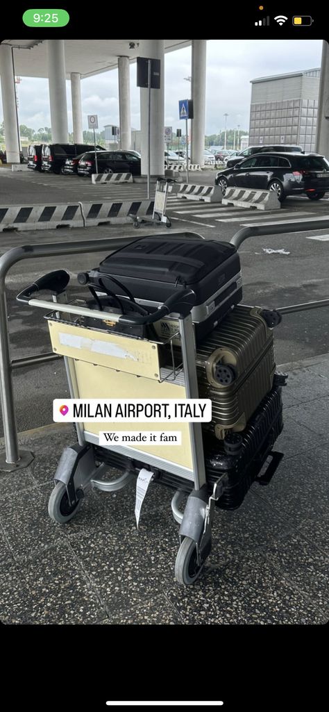 Italy Airport, Milan Airport, Airport Pics, Goals Board, Chav Outfits, Passport Pictures, Goal Board, Venice Italy Travel, Poses For Photos