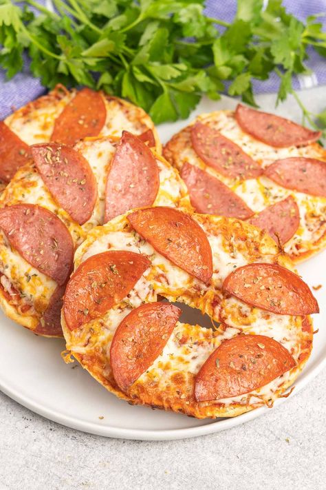 Air fryer pizza bagels are a tasty meal or snack the whole family will love. You only need a few simple ingredients to make these delicious pizzas and can top them any way you like. Air Fryer Pizza Bagels, Pizza Bagels In Air Fryer, Air Fryer Pizza, Bagel Toppings, Air Fryer Cooking Times, Mini Bagels, Bagel Bites, Hot Cheese, Pizza Bagels