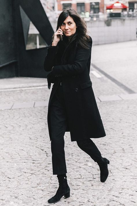 13 Cool Ways to Wear Cropped Pants With Booties | Who What Wear Emmanuelle Alt Style, Ankle Boots With Jeans, How To Wear Ankle Boots, Boots Outfit Ankle, Emmanuelle Alt, Minimal Street Style, Trouser Outfit, Woman In Black, Street Style 2017