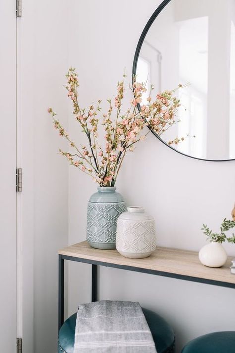 Flower vase, vase arrangement, home decor. Entryway Table Styling, Deco Living, Apartment Decoration, Decor Ikea, Diy Apartment Decor, Decoration Inspiration, Decor Guide, Spring Home Decor, Retro Home Decor