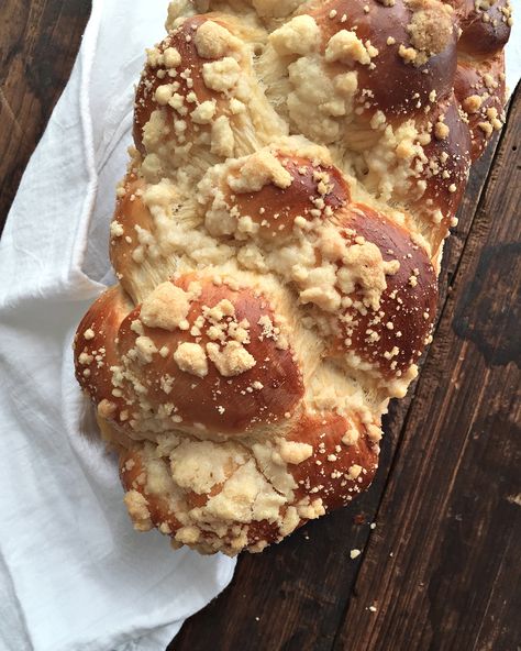 Ultimate Rosh Hashanah Challah | Red Star Yeast Rosh Hashanah Desserts, Rosh Hashana Recipes, Rosh Hashanah Table, Red Star Yeast, Rosh Hashanah Recipes, Jewish Holiday Recipes, Fresh Cake, Challah Bread, Sweet Rolls