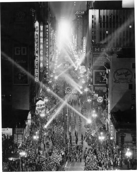 "The Department of Water and Power documented the wild celebration set off by the 1936 arrival of electrical power generated by Hoover Dam. More than one million people descended upon downtown to partake in the "Light on Parade" festivities that stretched from City Hall at the north end to Olympic Boulevard at the south. Broadway was nicknamed "The Canyon of Lights" for the event". Los Angeles, CA Los Angeles California Photography, Old Hollywood Aesthetic, Garden Of Allah, Hollywood Aesthetic, City Planning, Baby Club, Hoover Dam, The Golden Years, Vintage Los Angeles