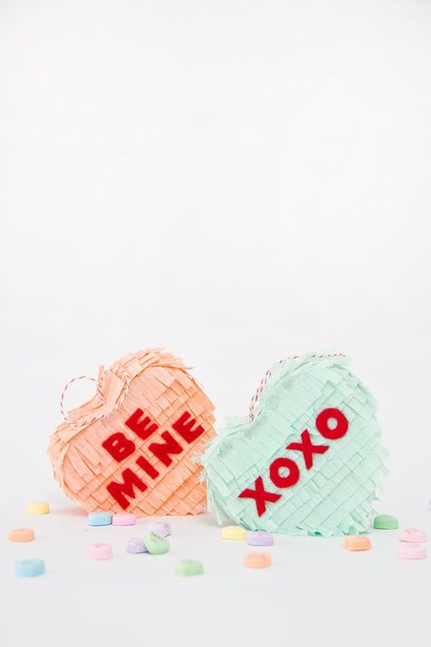 DIY Mini Coversation Heart Pinatas. Pinata Diy, Diy Valentines Day Gifts For Him, Crepe Paper Crafts, Mini Pinatas, Party Colors, Valentine's Party, Conversation Heart, Studio Diy, Valentines Printables Free