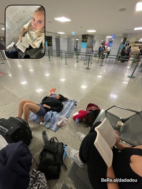 School Bereal Aesthetic, School Trip Airport Aesthetic, Aesthetic Be Real Ideas, Aesthetic Bereal Photos, Bereal Ideas With Friends, School Travel Aesthetic, Cute Bereal Photos, Be Real Photo Ideas, Airport Aesthetic Friends